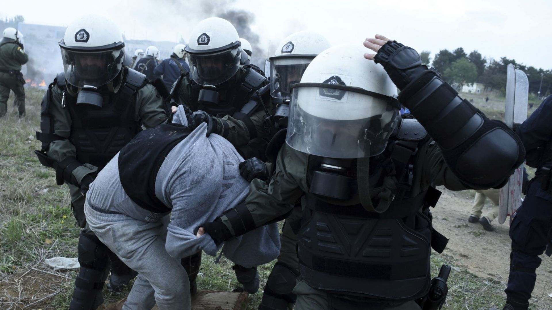 Мигранти и гръцката полиция влязоха днес в нови сблъсъци край
