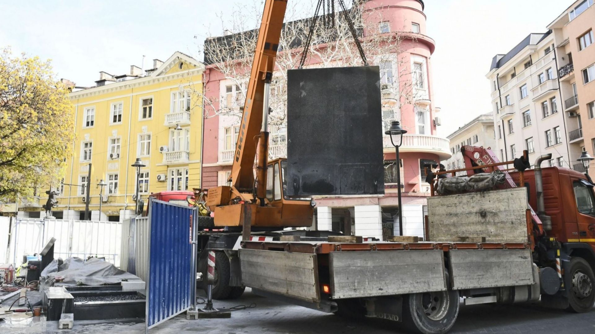 Демонтираха Водната стена на столичния площад Гарибалди след като проектът