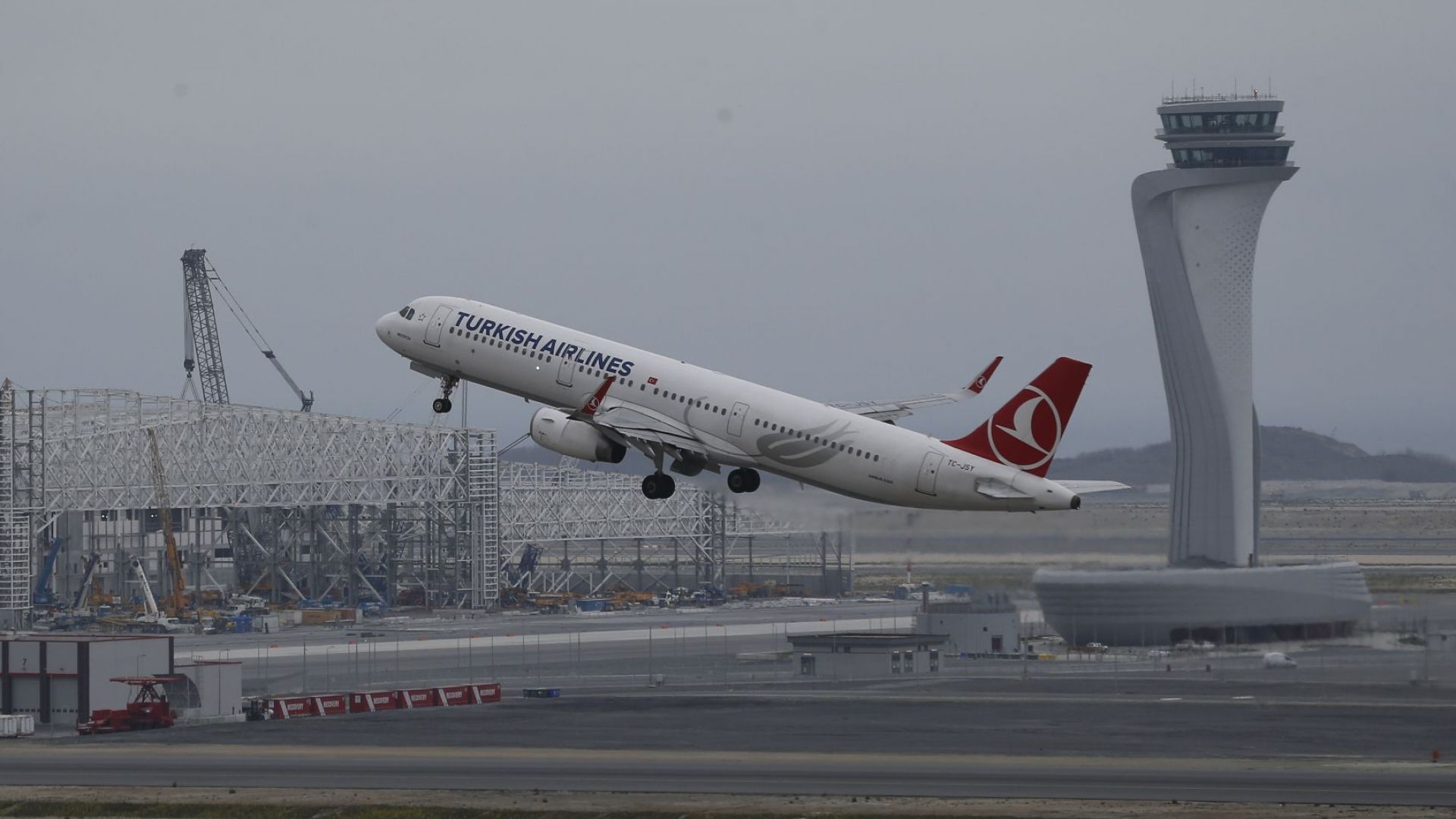 Новото летище Истанбул започна да обслужва международни и вътрешни граждански