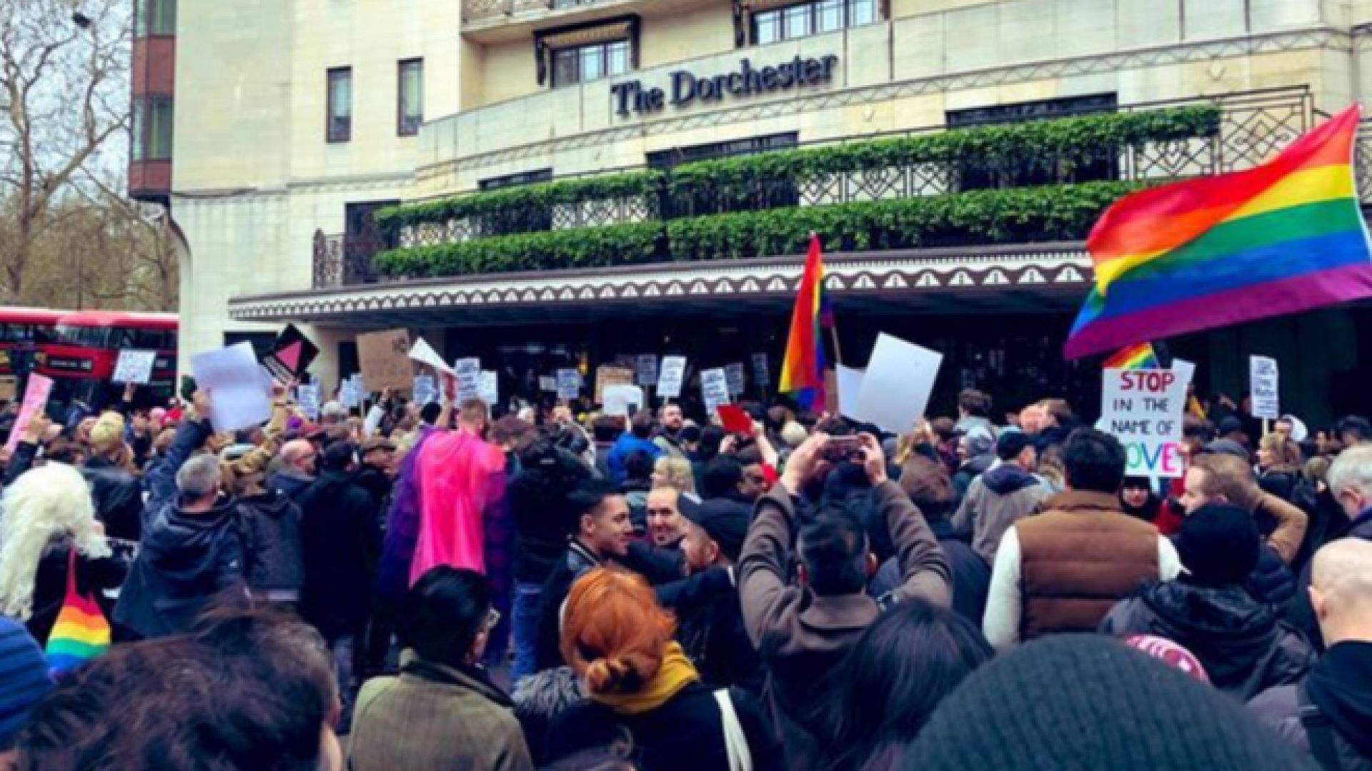 Стотици на протест в Лондон срещу новите закони в Бруней, наказващи със смърт хомосексуализма