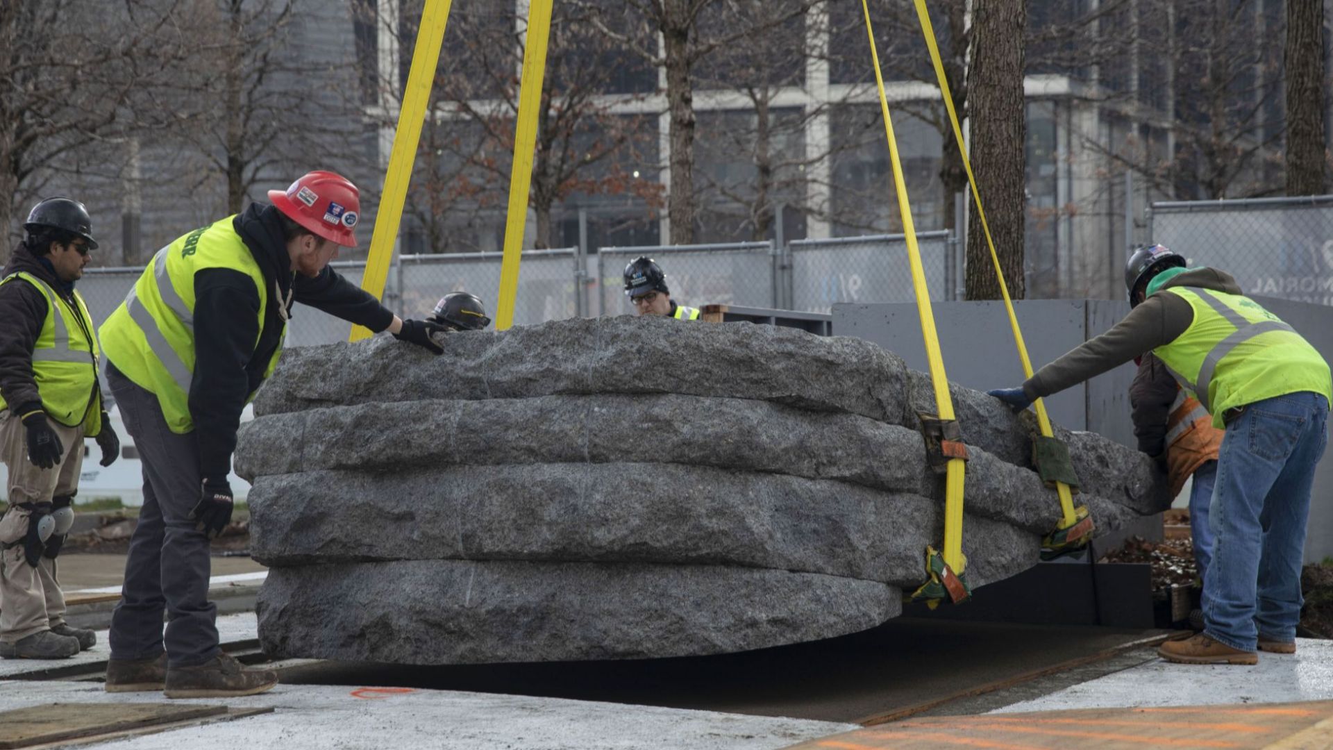 Шест монолитни гранитни плочи вече се издигат пред Музея и
