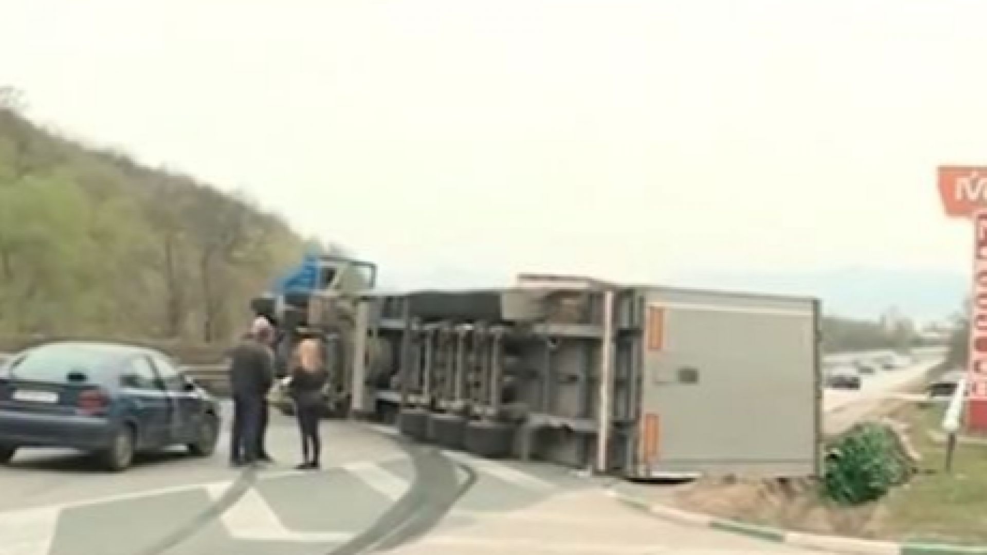 Тежка катастрофа блокира автомагистрала Хемус Камион се преобърна на 44 ия