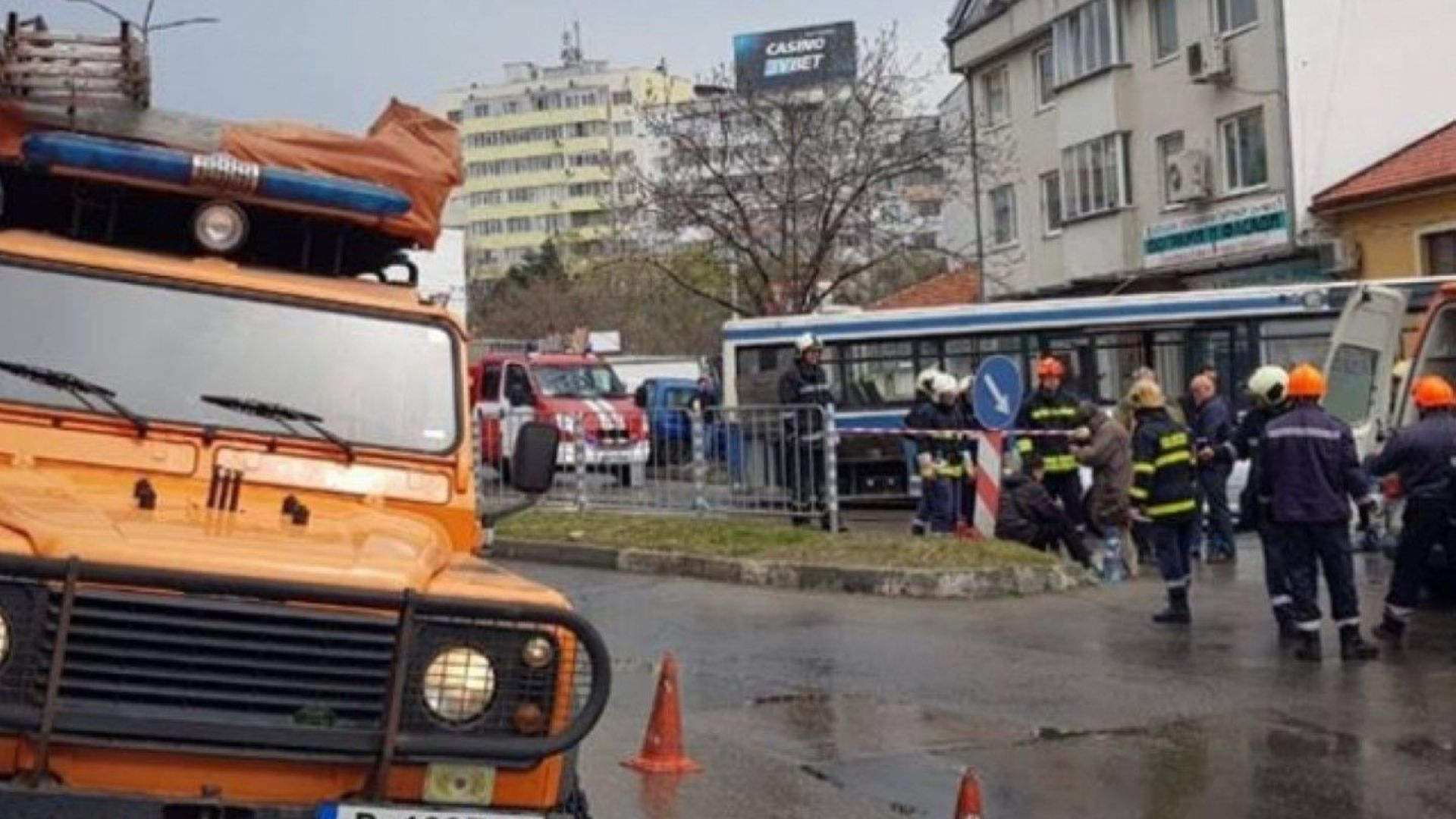 Автобус на Градския транспорт връхлетя къща под светофара на Дом