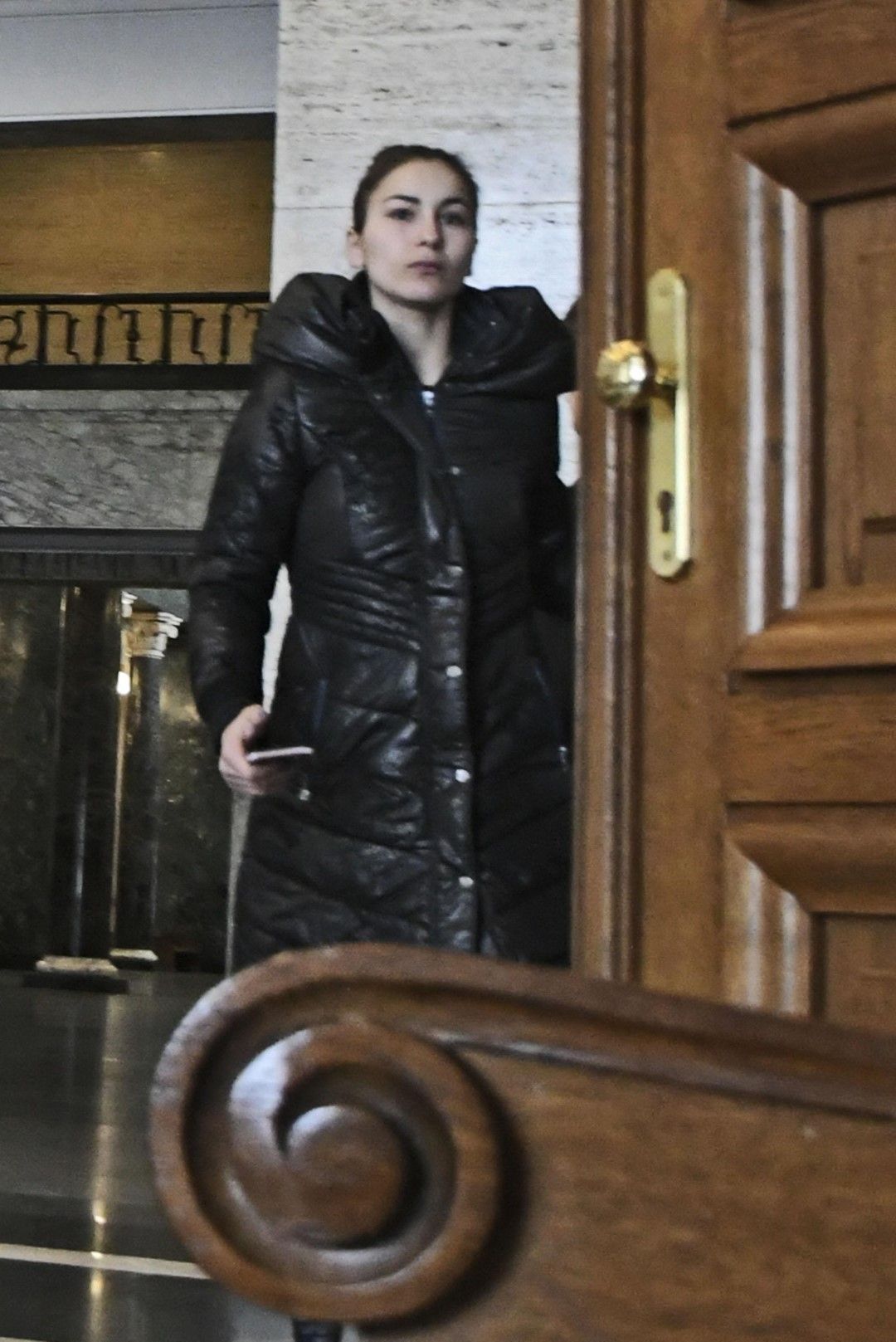 Сестрата на Пол-Боевски пред съдебната зала 