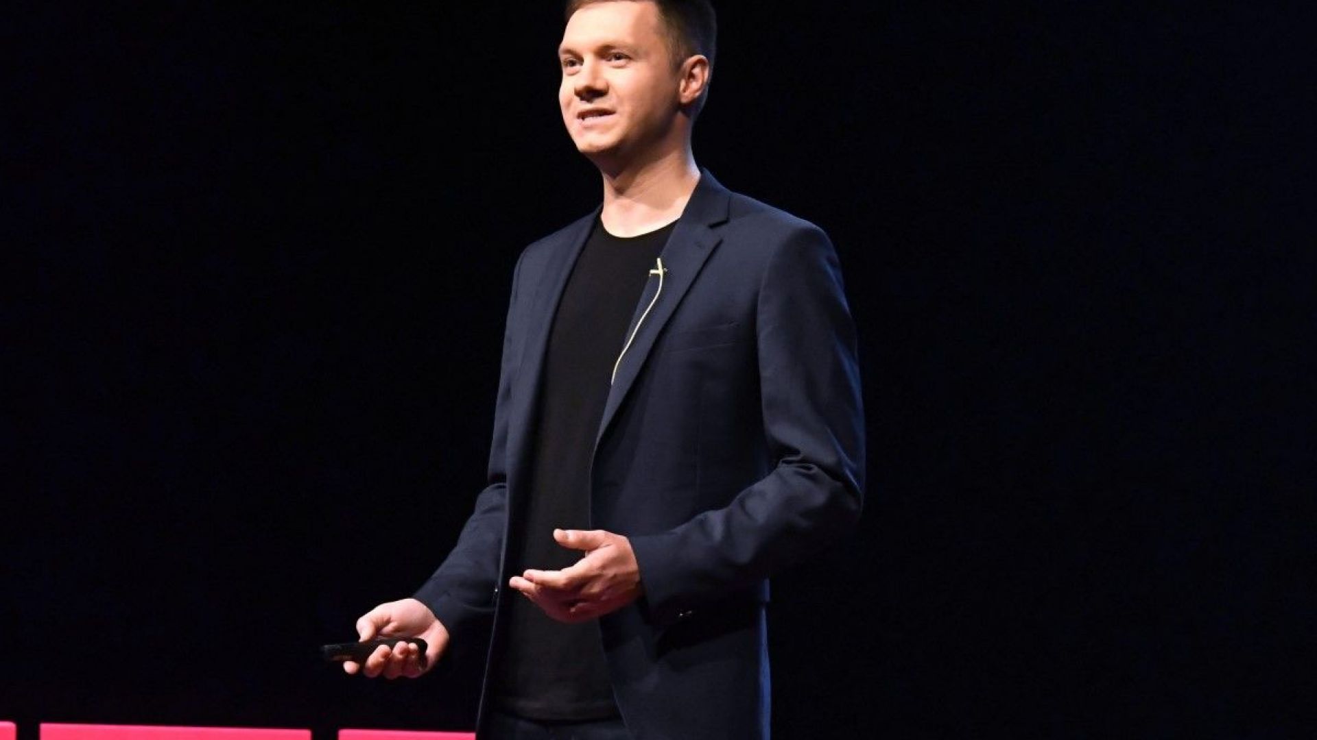 Усмихнат и позитивен роден откривател който винаги избира калкулирания риск