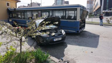 10 пострадали при удара на градски автобус в къща, 5 от тях са деца