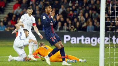 Нападател на ПСЖ изуми света с пропуска на века (видео)