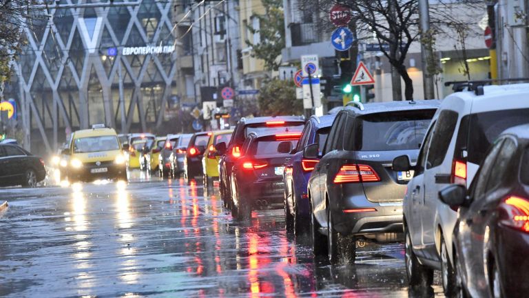 Дъжд, гръмотевици и захлаждане: Какво време ни очаква през уикенда