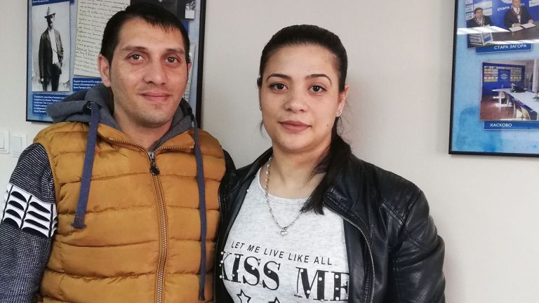 Магдалена (вдясно) е на 28 г. от ромския квартал "Надежда" в Сливен ...