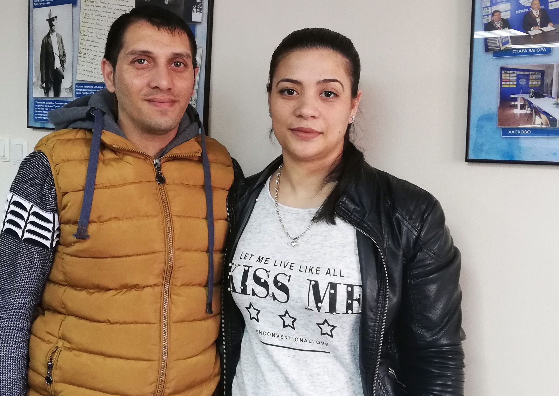 Магдалена (вдясно) е на 28 г. от ромския квартал "Надежда" в Сливен. Тази година ще се дипломира във Филиала на Медицинския университет - Варна в Сливен. През юли тя ще получи право да практикува професията "Акушерка". Успехът й през различните семестри е