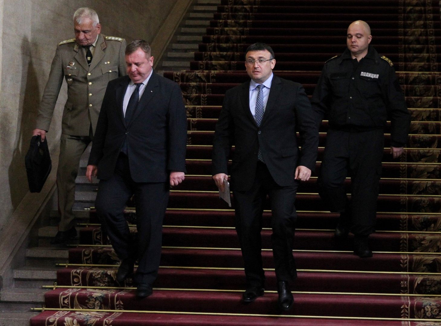 В разговорите се включиха още началникът на отбраната ген. Андрей Боцев и главният секретар на МВР Ивайло Иванов