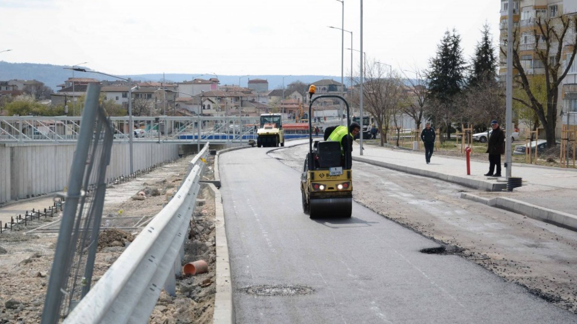 Продължават строителните дейности по четирите пешеходни пасарелки по новото трасе