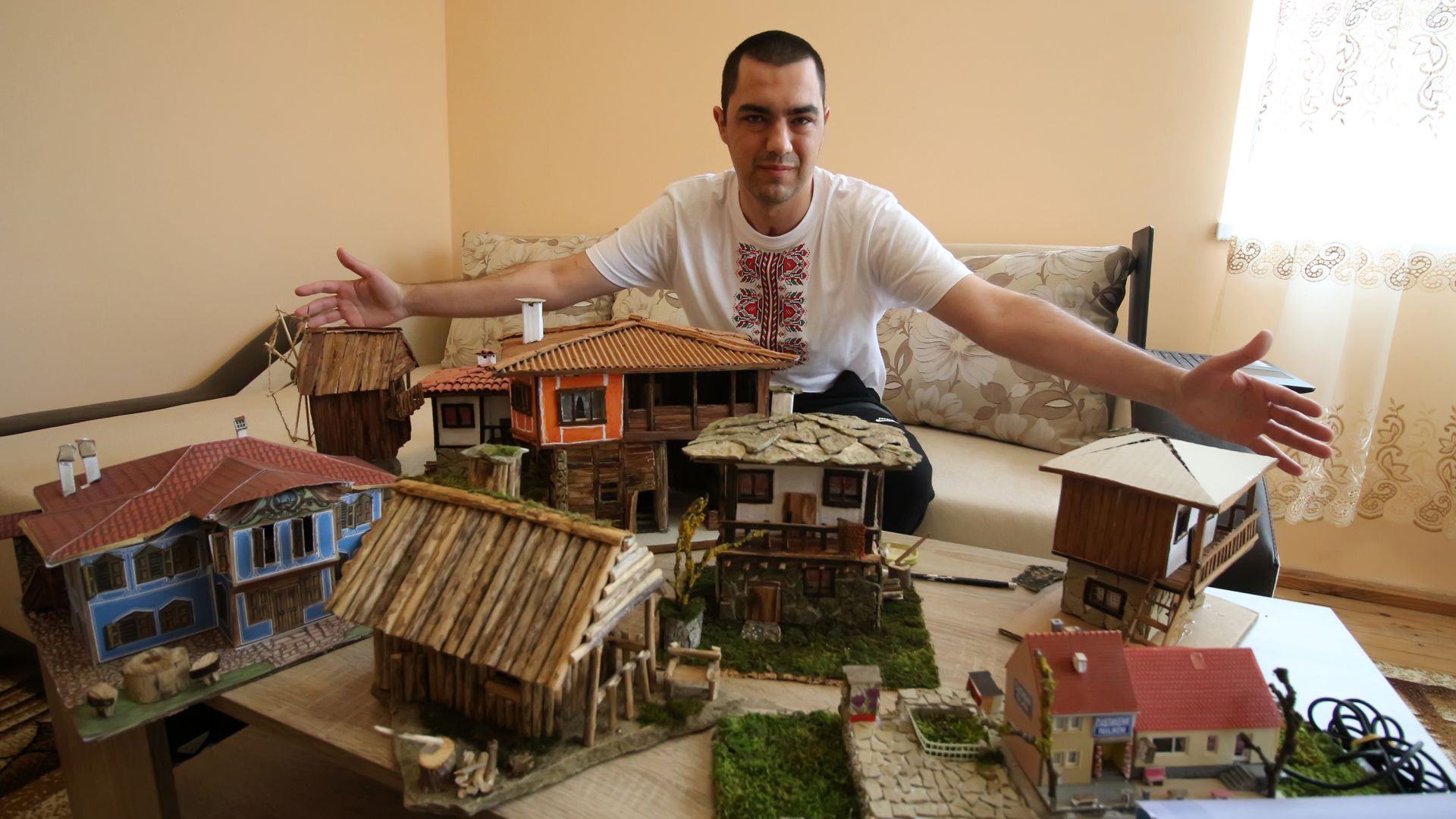 Десетки макети на възрожденски сгради и исторически забележителности е направил