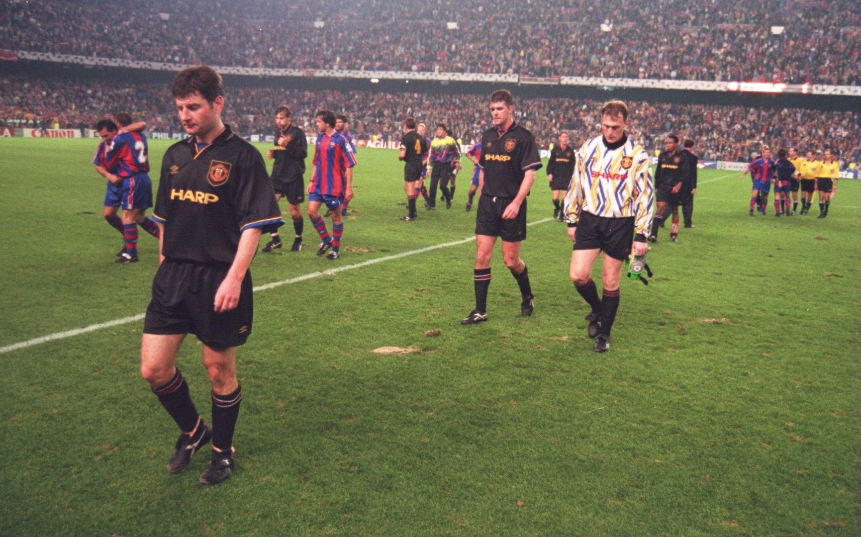 1994 г., Шампионска лига. Юнайтед напуска терена в Барселона след 0:4, знаейки, че отпадането е близо