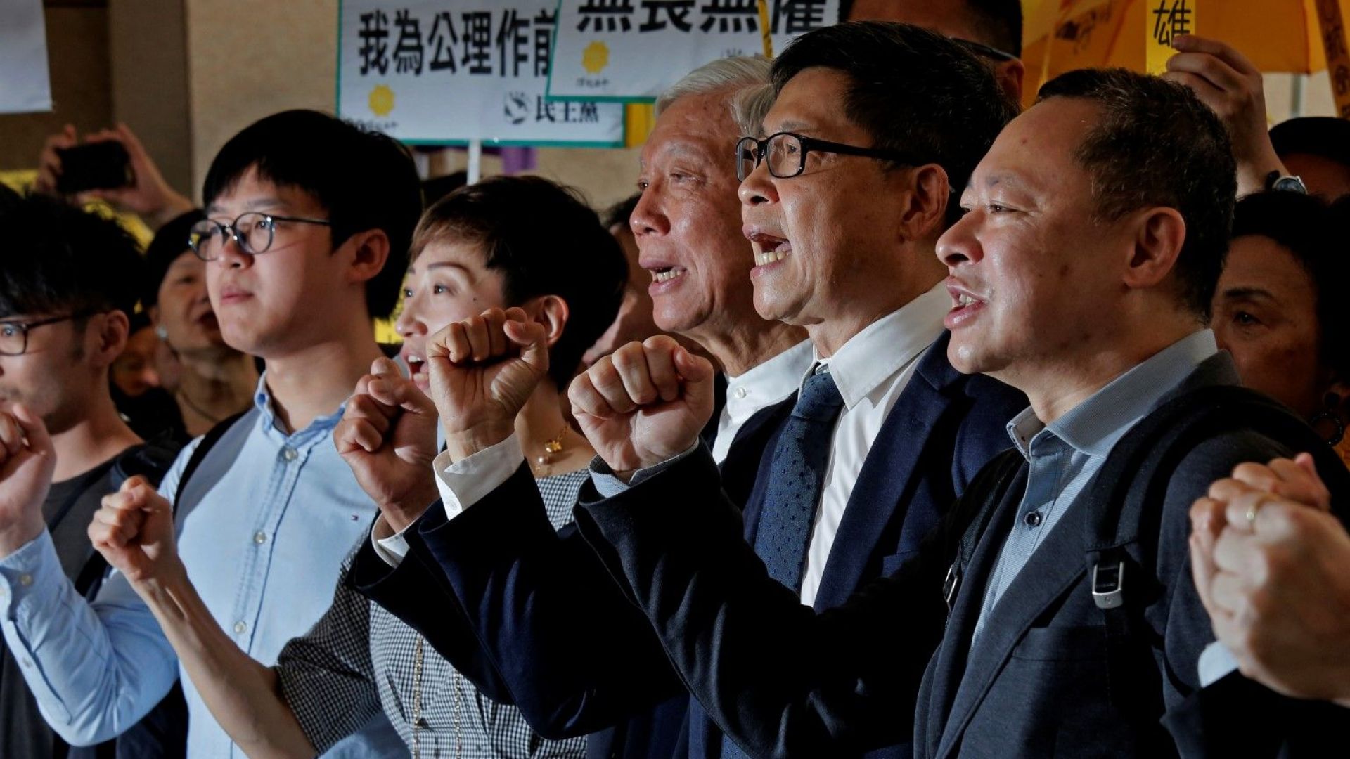 Девет ръководители на хонконгското опозиционно Движение на чадърите днес бяха