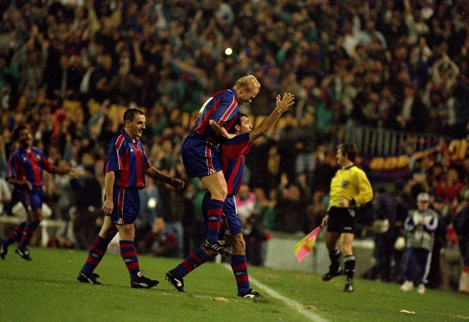 1994 г., Шампионска лига. Куман е върху раменете на българина след втория му гол в мача