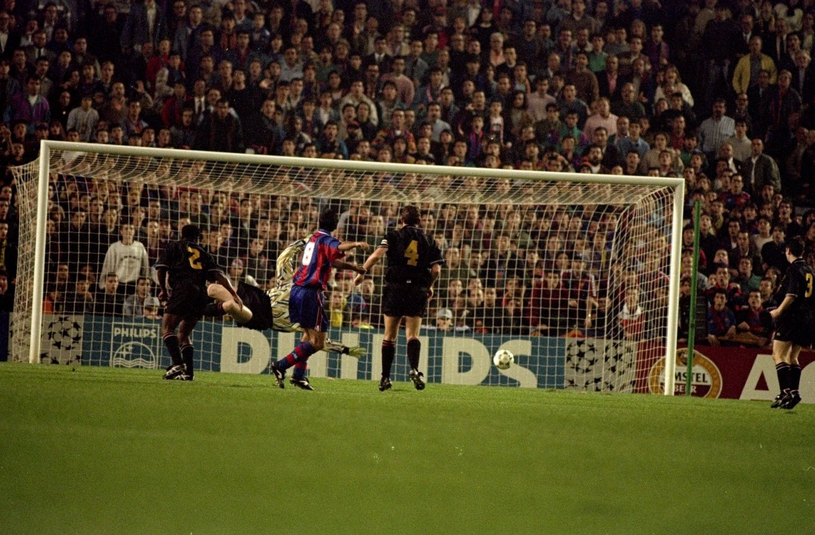 1994 г., Шампионска лига. Стоичков стреля в обратния ъгъл - 3:0. Барса смаза Юнайтед с 4:0