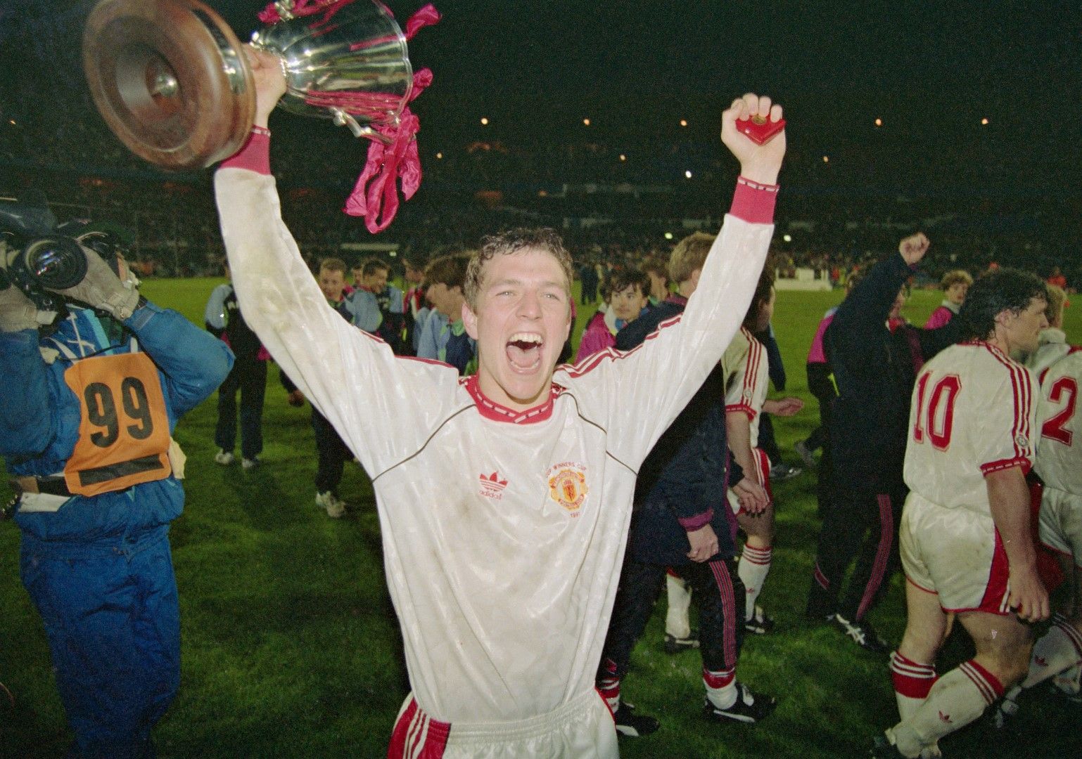 1991 г., Ротердам. Манчестър Юнайтед куфее с Купата на купите, а Стоичков гледа тъжно от трибуните контузен. Барса губи с 1:2 под дъжда в Холандия.