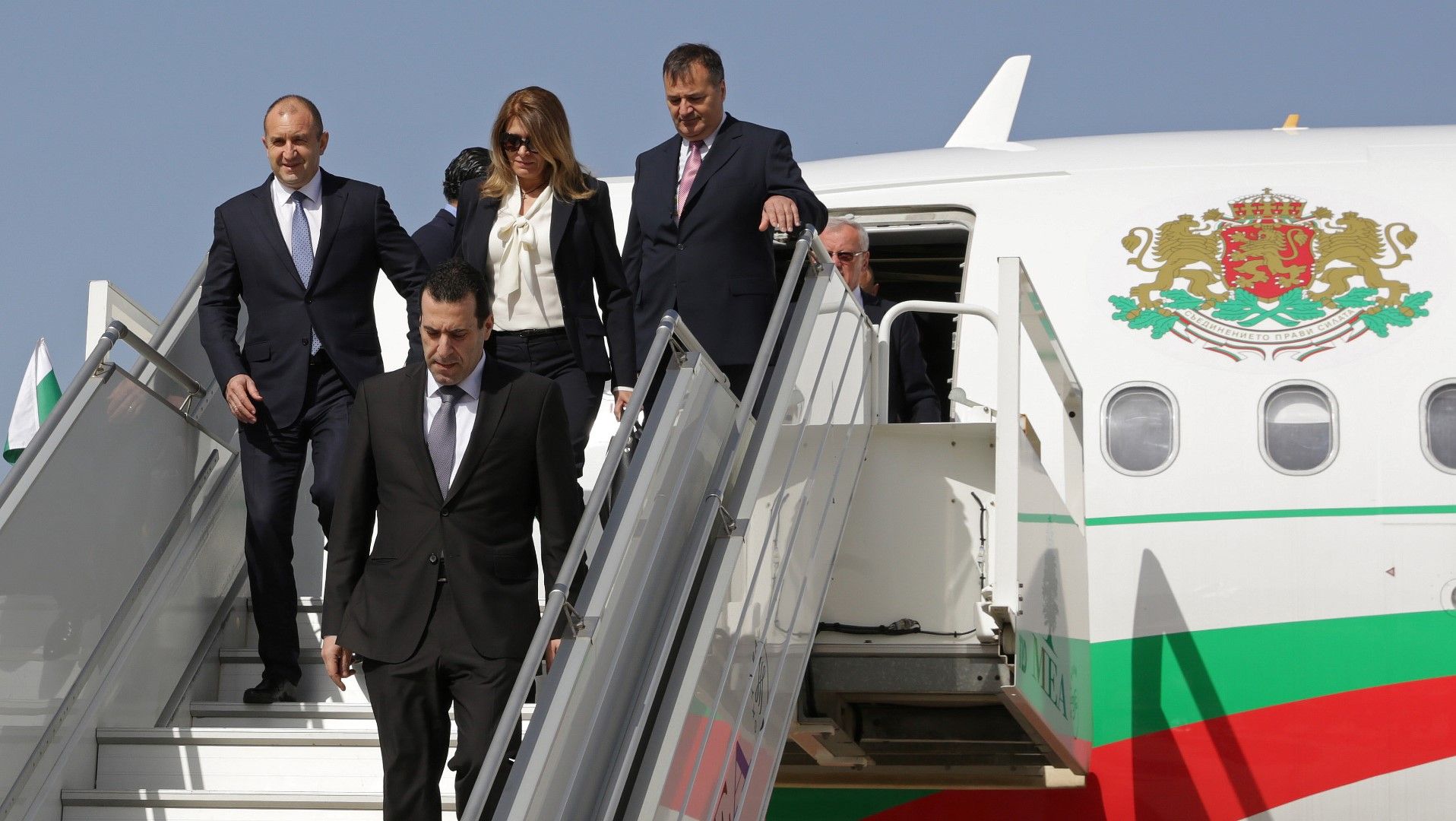 Румен Радев и съпругата му кацнаха в ливанската столица с държавния самолет 