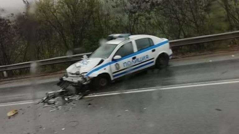 Патрулен автомобил на полицията се е ударил в коне, пресичащи