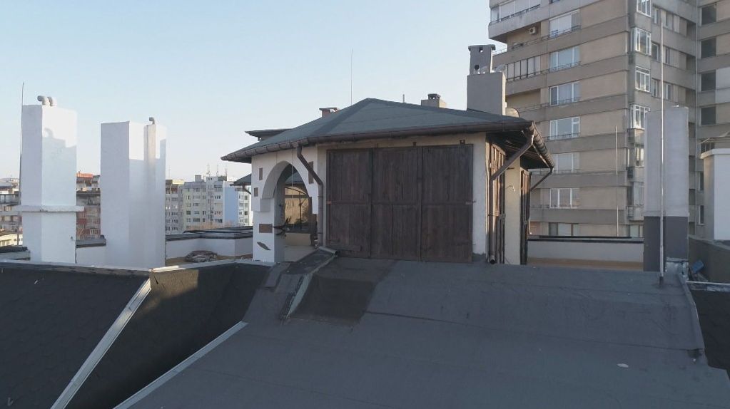 Терасата на шефа на КПКОНПИ е разположена върху покрива на блока и сам той има достъп до екстрите там