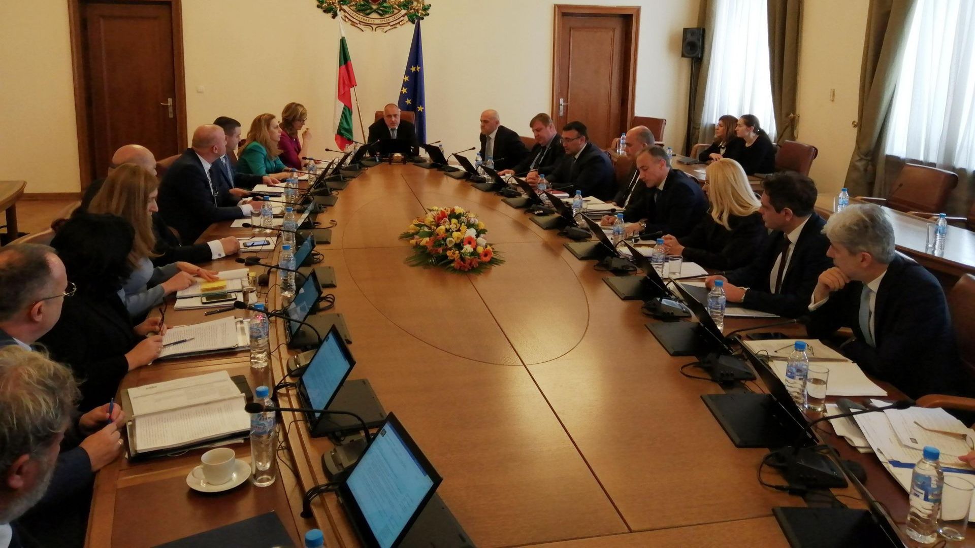 От доста време в България срещу законното правителство тече пълзящ