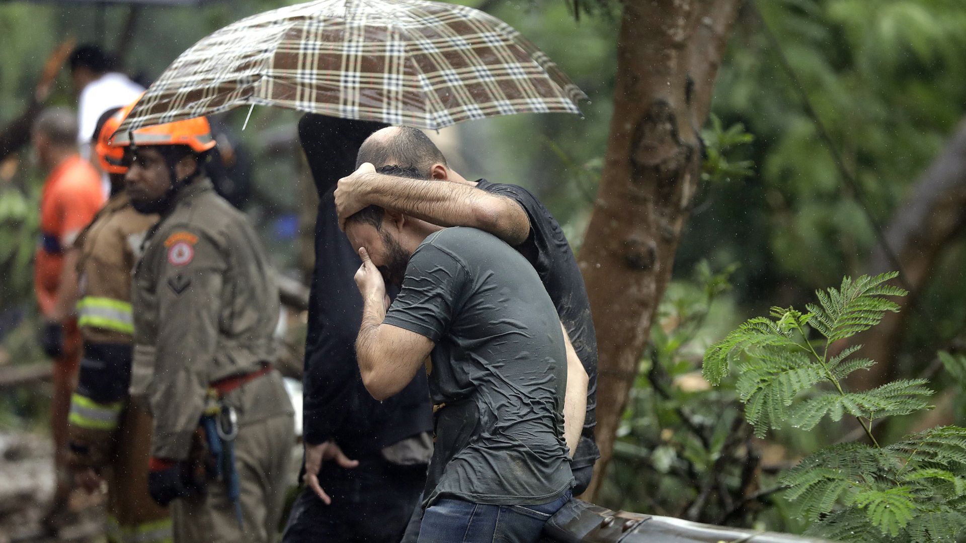 Най малко 10 са загиналите в нощта на понеделник срещу вторник