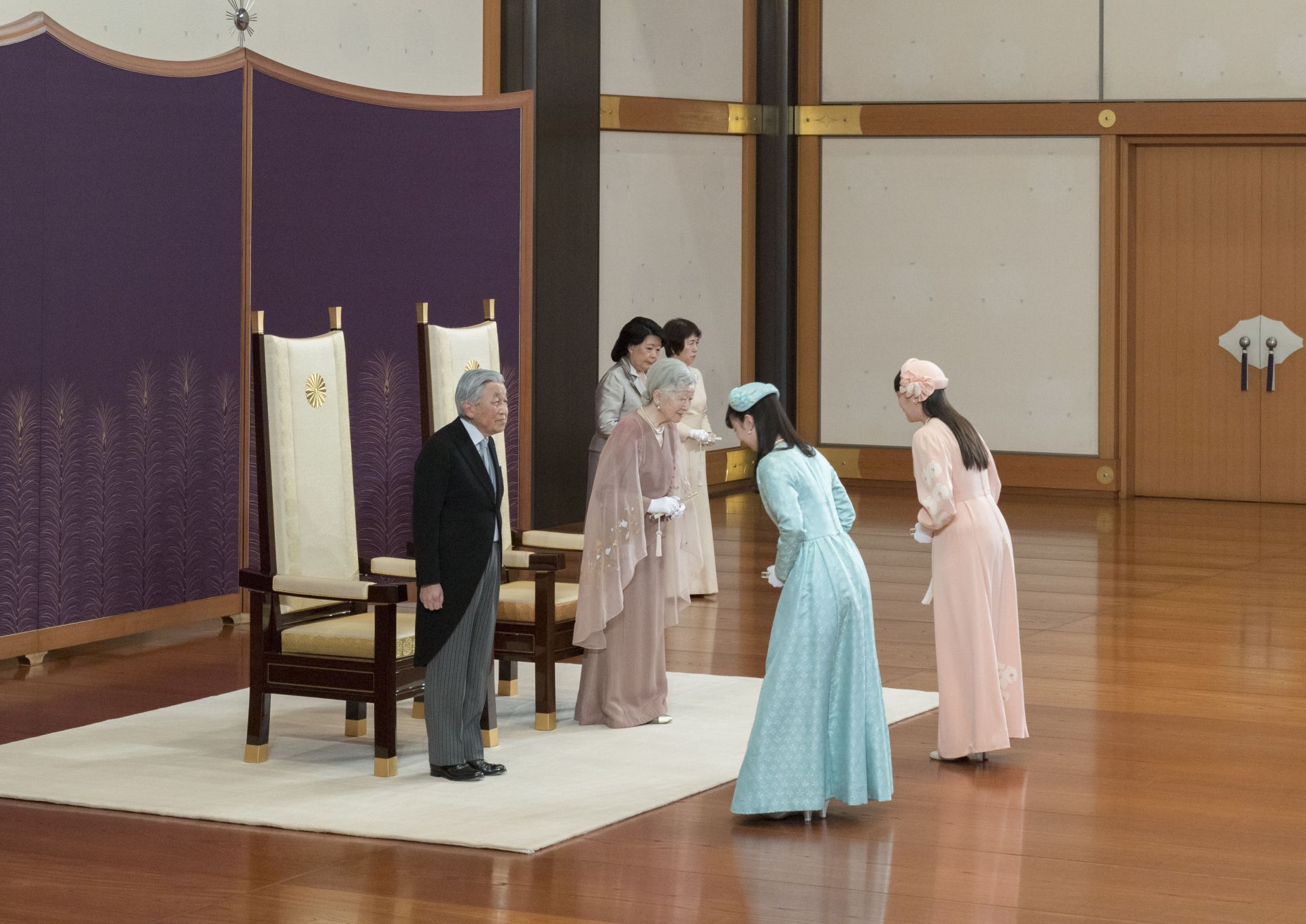 Принцеса Мако и принцеса Како отдават почит на император Акихито и императрица Мичико за 60-годишнината от сватбата им