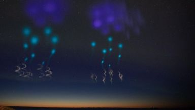 Експеримент на НАСА озари със странни светлини небето над Норвегия (видео)