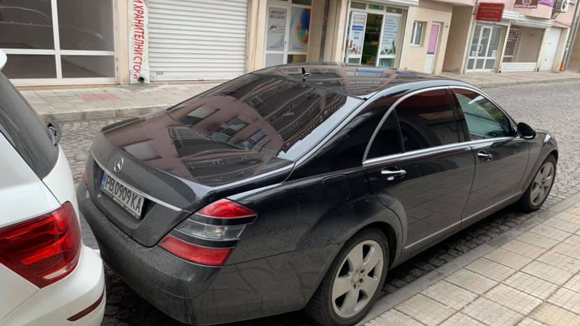 Пловдивският адвокат Атанас Костов и децата на собственика на обявения