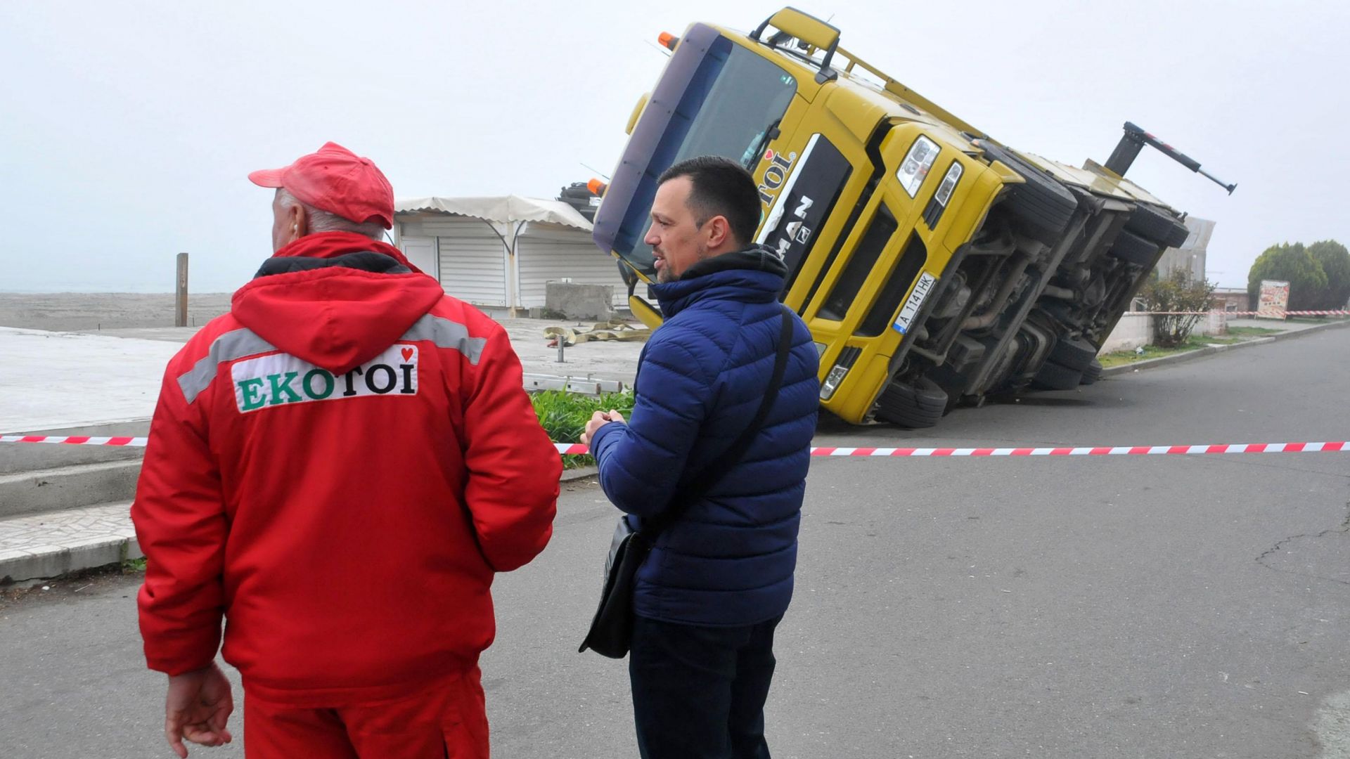 Кран се преобърна при разтоварване на павилион на крайбрежната алея