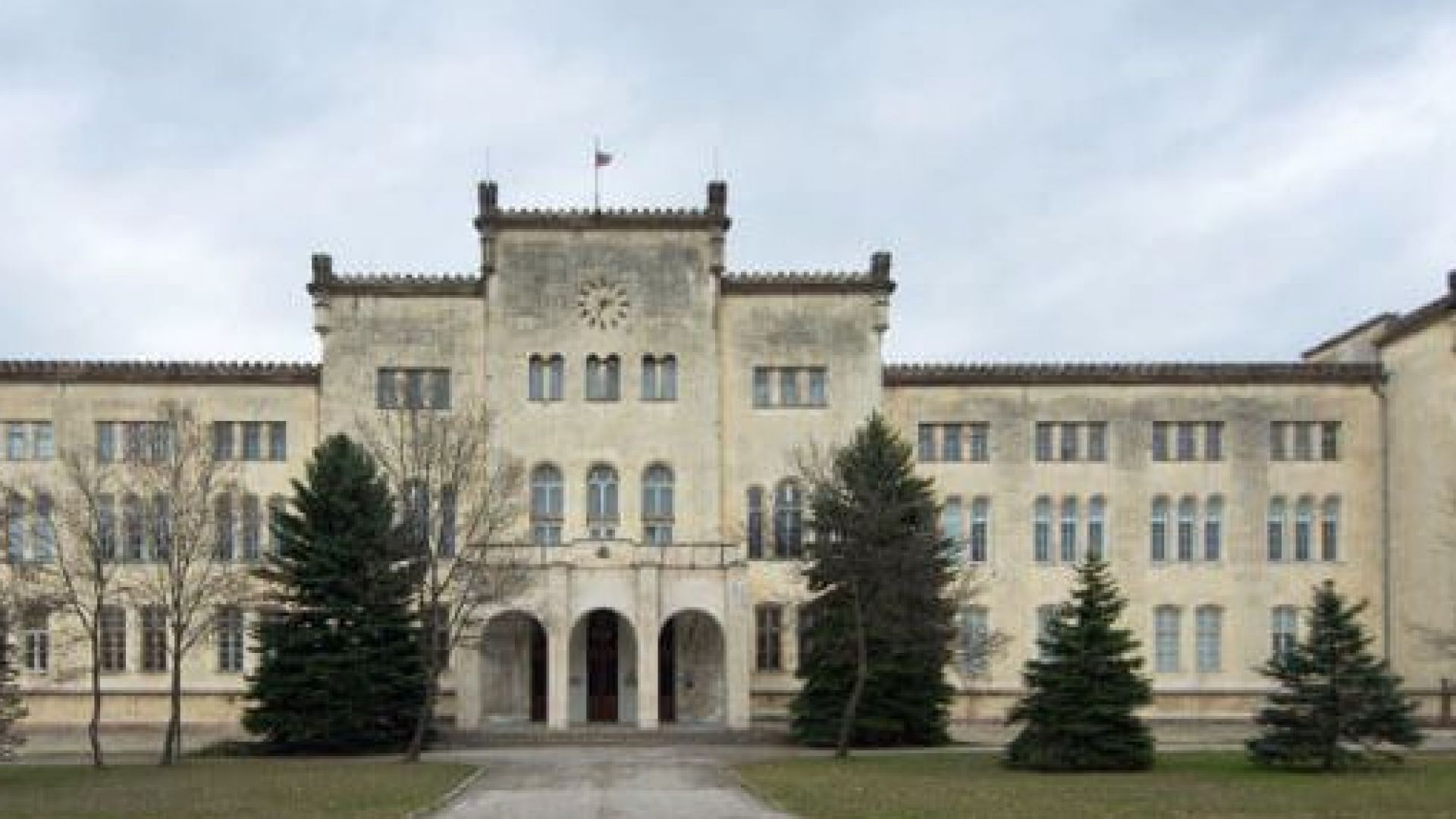 От следващата седмица в главния корпус на Военната академия започва