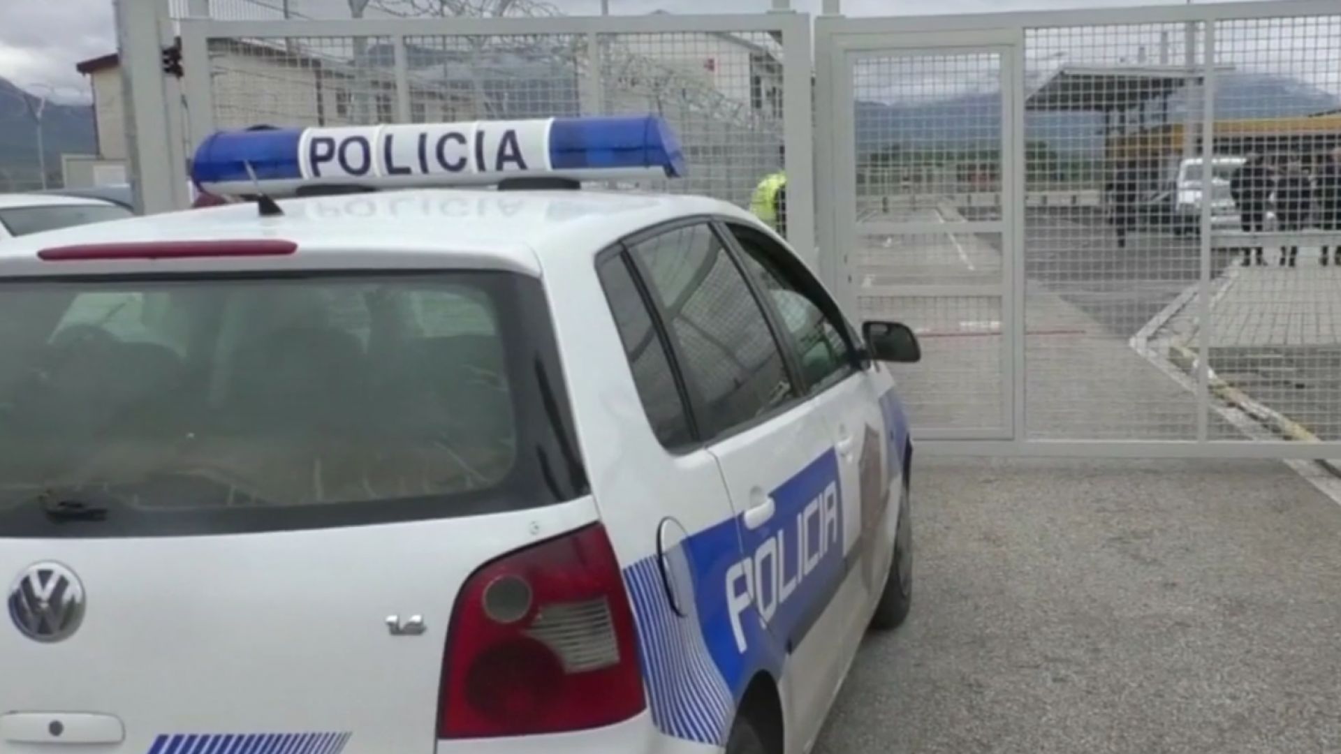 Албанската полиция задържа 4 ма души и разпита 40 други късно