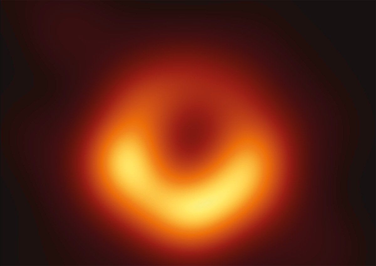 Първата снимка на черна дупка