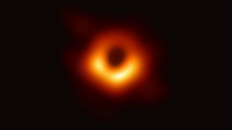 Първата снимка на черна дупка вече е факт