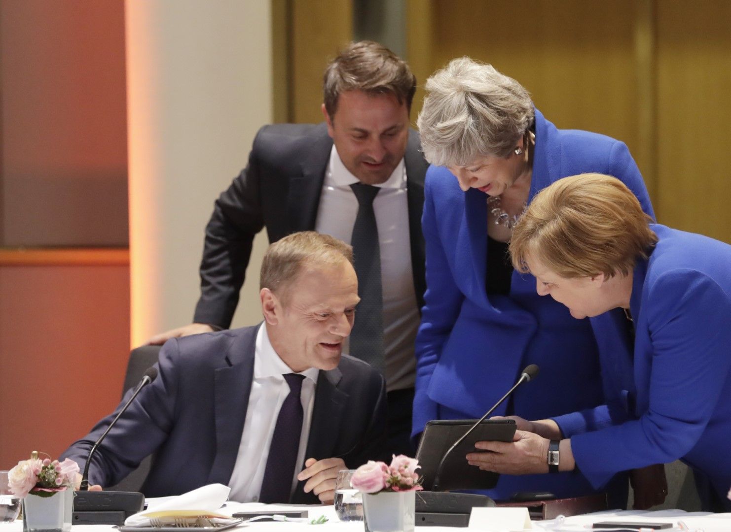 Ангела Меркел, Тереза Мей, Доналд Туск и Ксавие Бетел (премиер на Люксембург) надвесили се над таблета