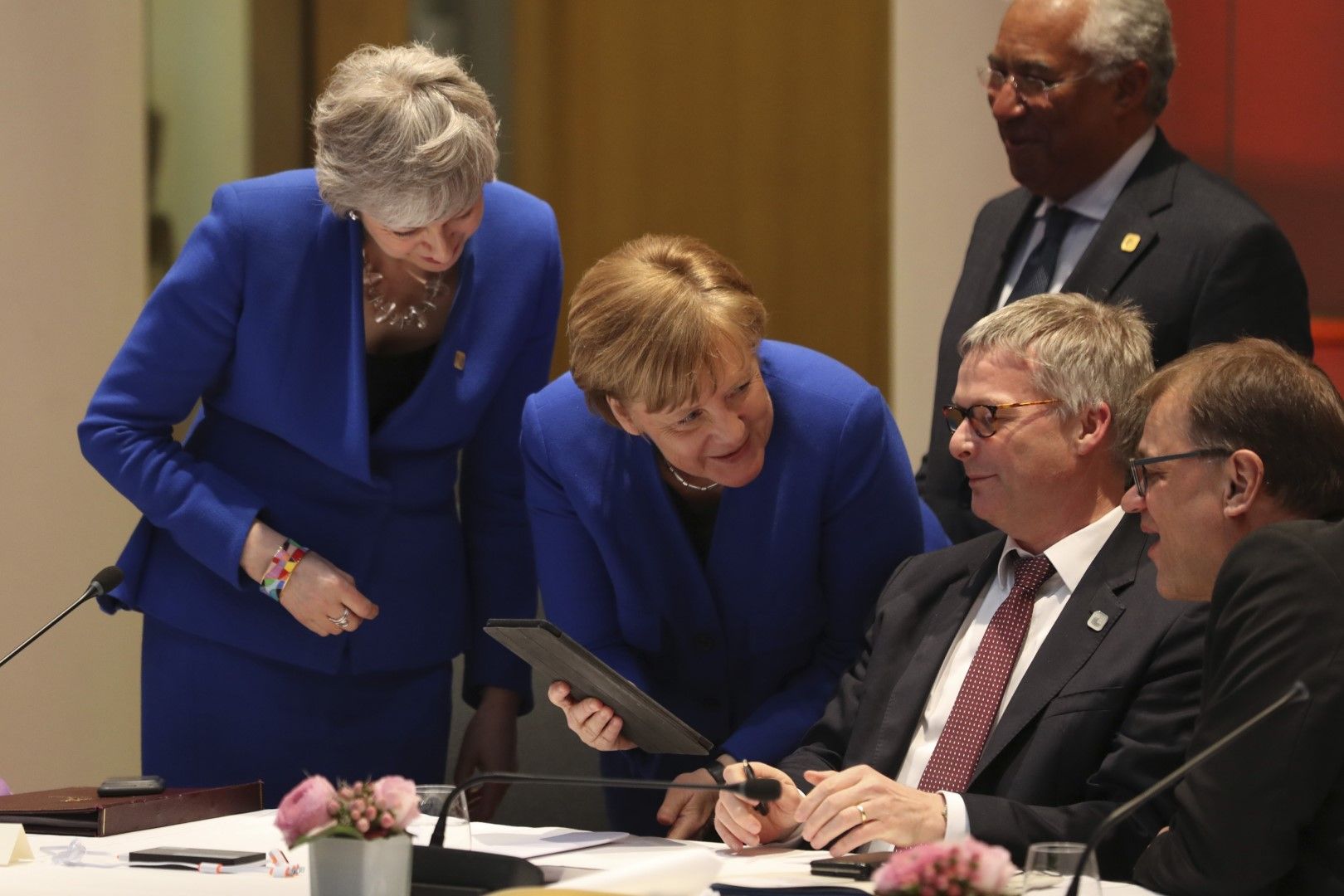 Тереза Мей, Ангела Меркел, премиерът на Португалия Антонио Коща (правият), финландският премиер Юха Сипила (вдясно) разглеждат таблета