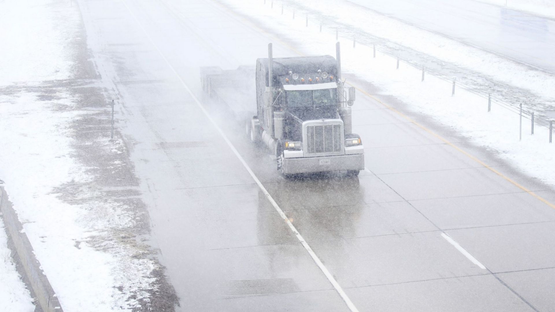 Силна пролетна снежна буря връхлетя средните щати на САЩ Циклонът