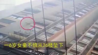 6-годишно китайче оцеля със счупена ръка след падане от 26-ия етаж (видео)