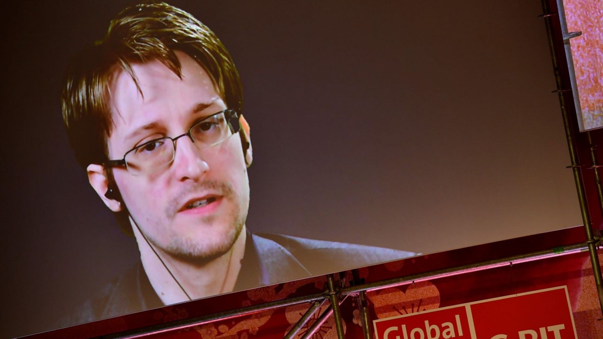 Бившият сътрудник на разузнаването на САЩ Едуард Сноудън на снимката