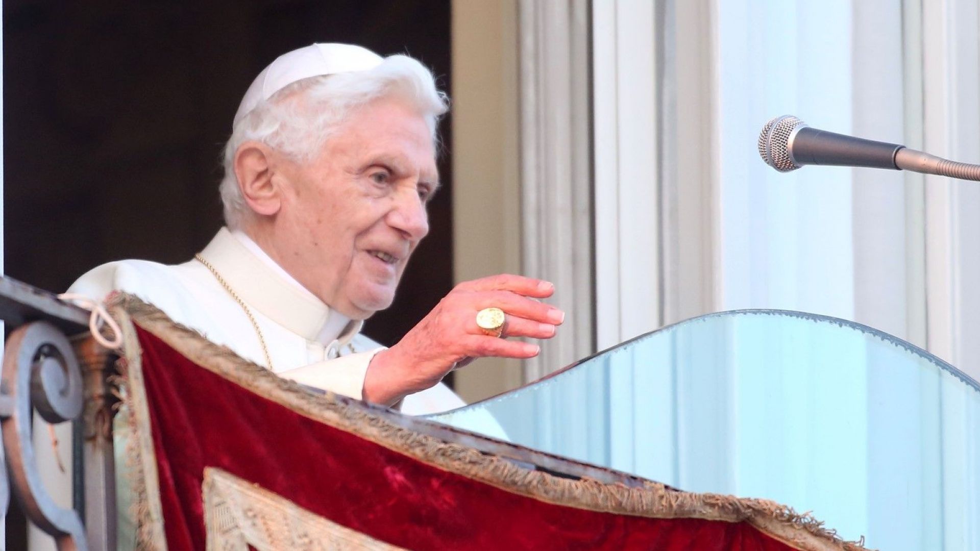 Оттеглилият се папа Бенедикт Шестнадесети хвърли вината за кризата със