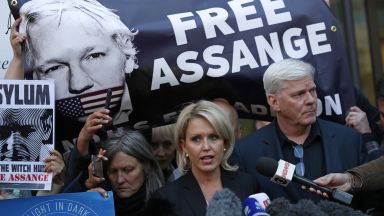  Британски съд призна Асанж за отговорен, грози го година затвор (снимки) 