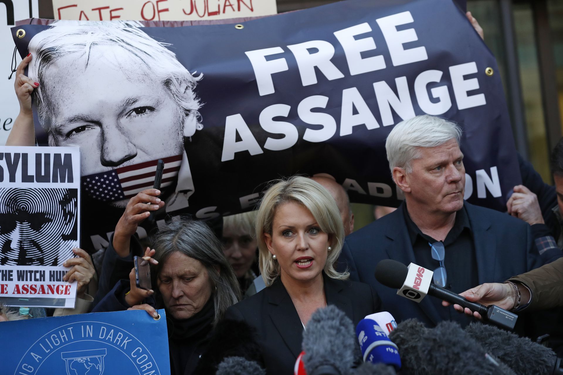 Много привърженици на Джулиан Асанж се събраха пред съда и призоваха той да бъде освободен
