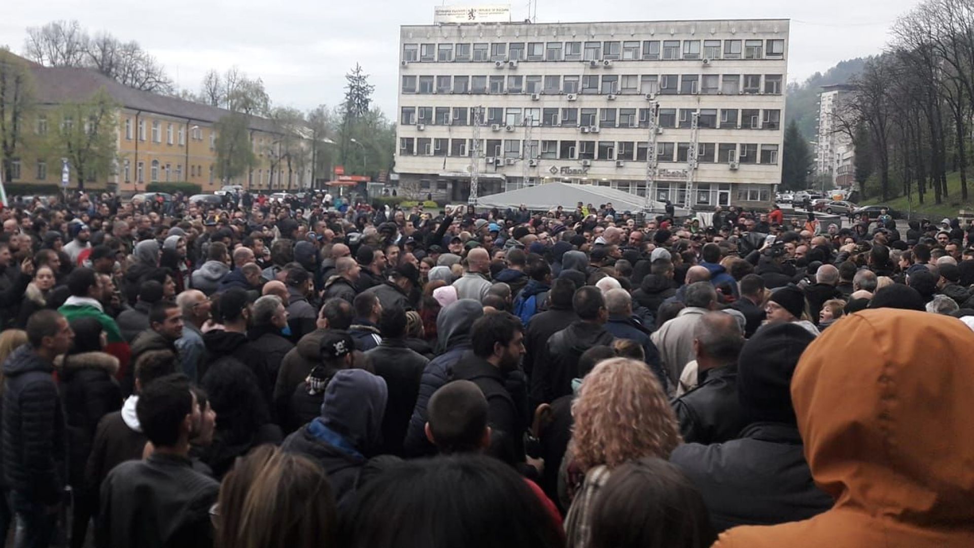 Стотици габровци се събраха на нов протест на площад Възраждане