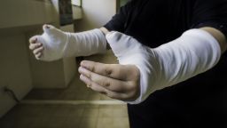 Жена е със счупени ръце, след като бившият ѝ съпруг я блъсна с кола в Монтана