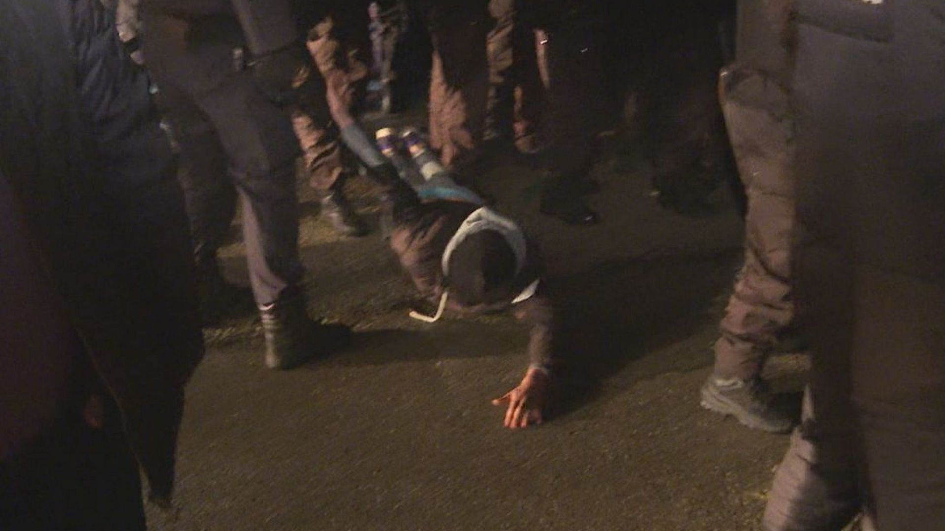 Сблъсъци между протестиращи и жандармерия в Габрово, има ранени