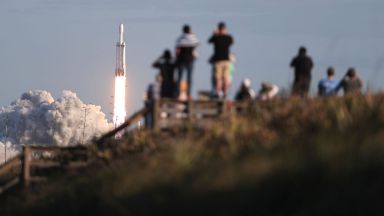 Нов космически успех на Илон Мъск с най-мощната ракета в света
