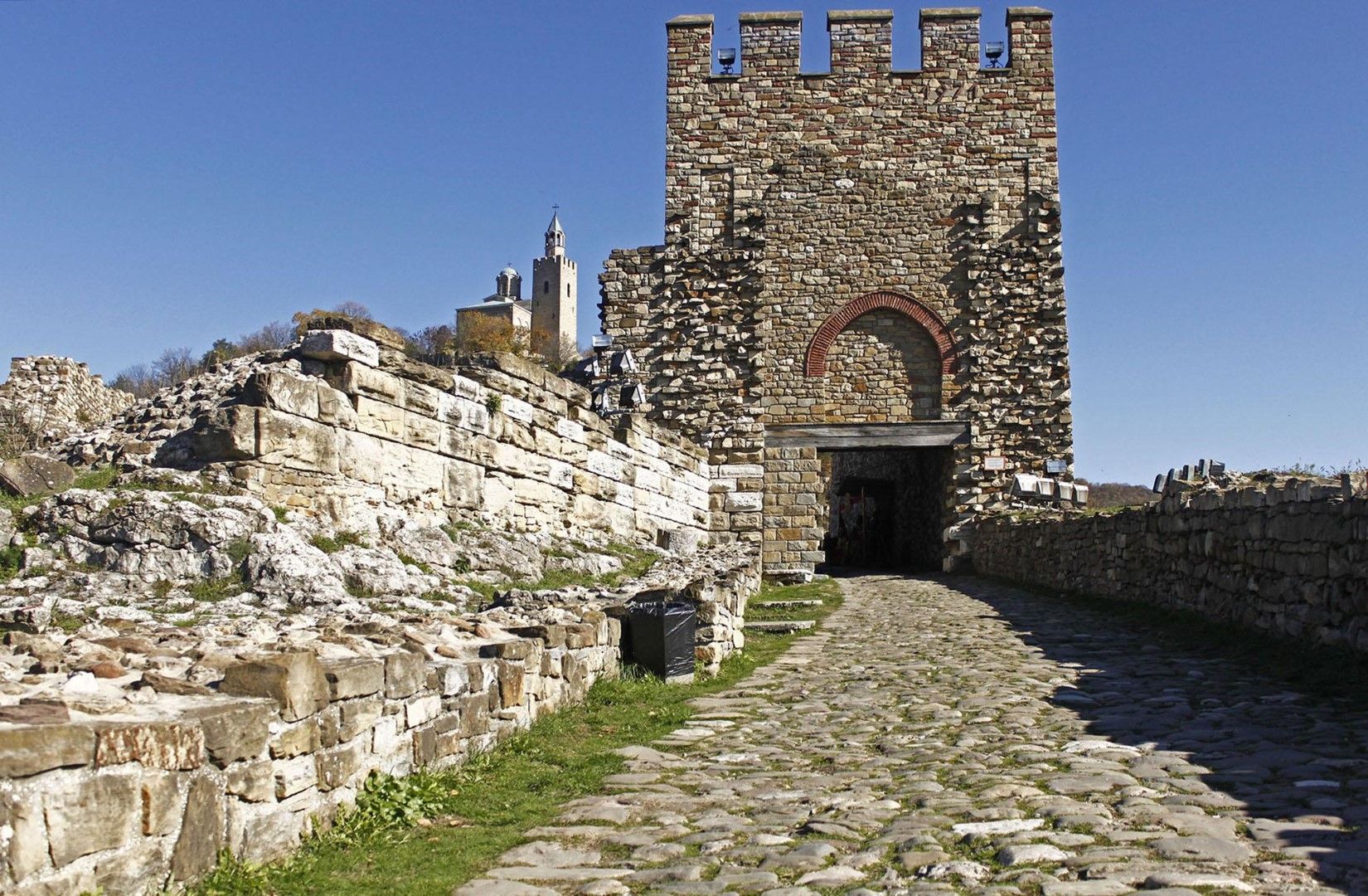 Вътрешният вход на крепостта Царевец