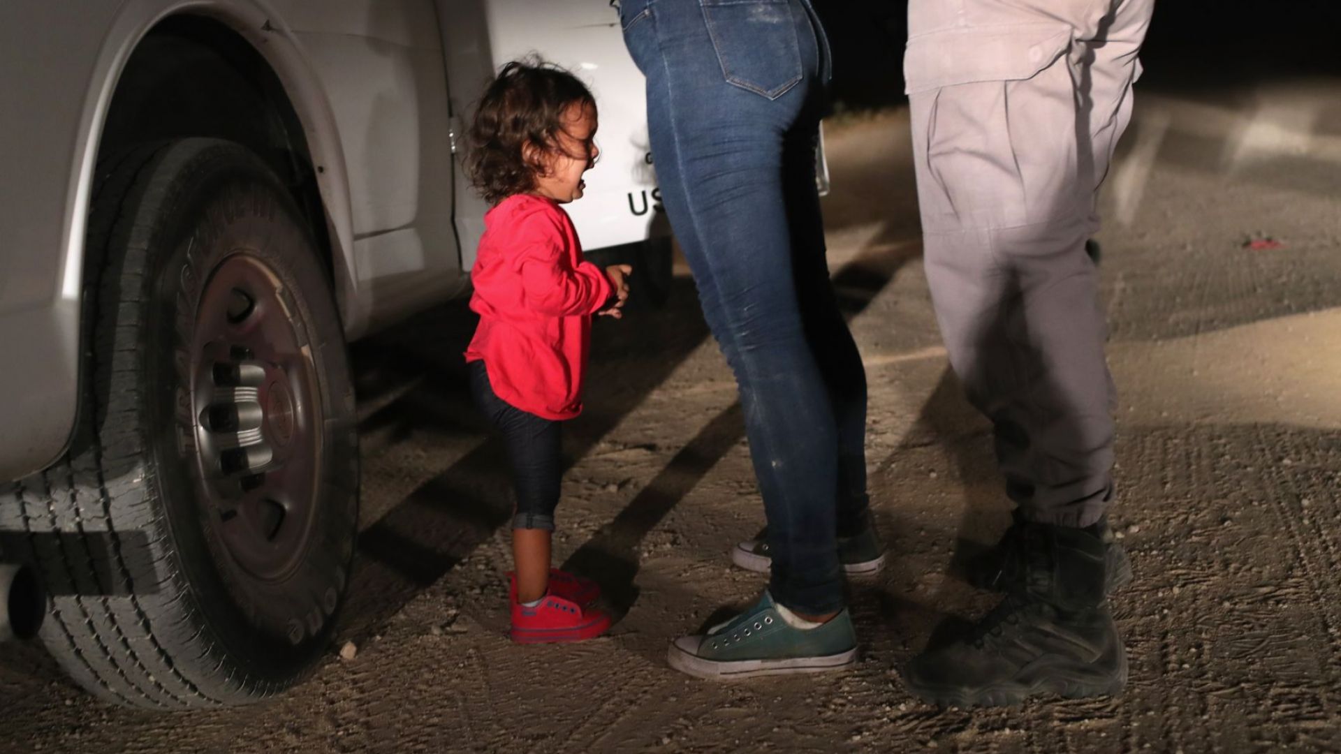 Снимка на хондураско дете плачещо докато американски граничен патрул претърсва