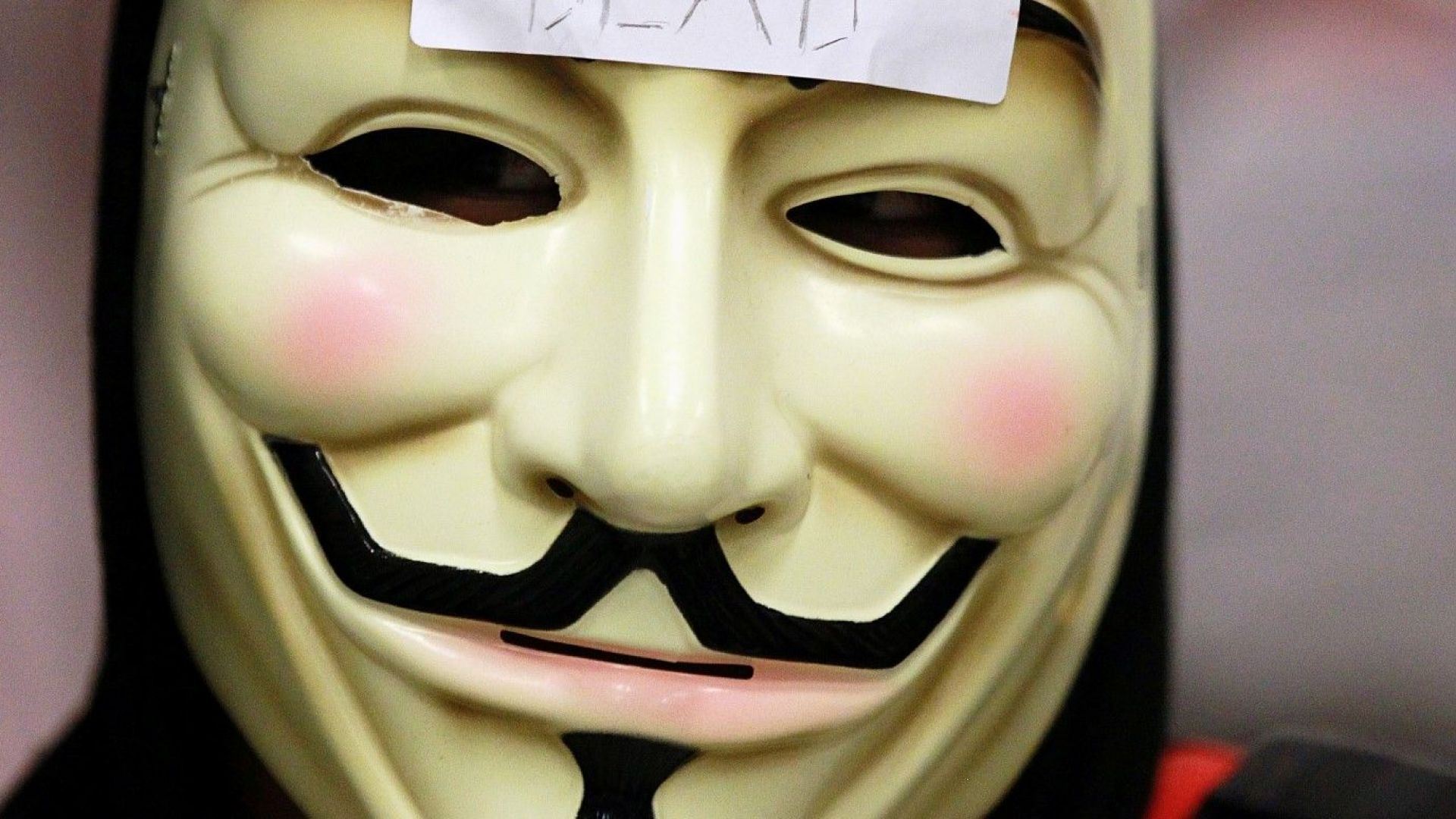 Хакерите от международната група Анонимните Anonymous призоваха да бъде освободен